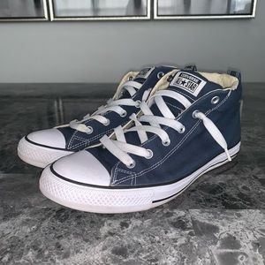 Converse Chuck Taylor Mid Tops in Navy